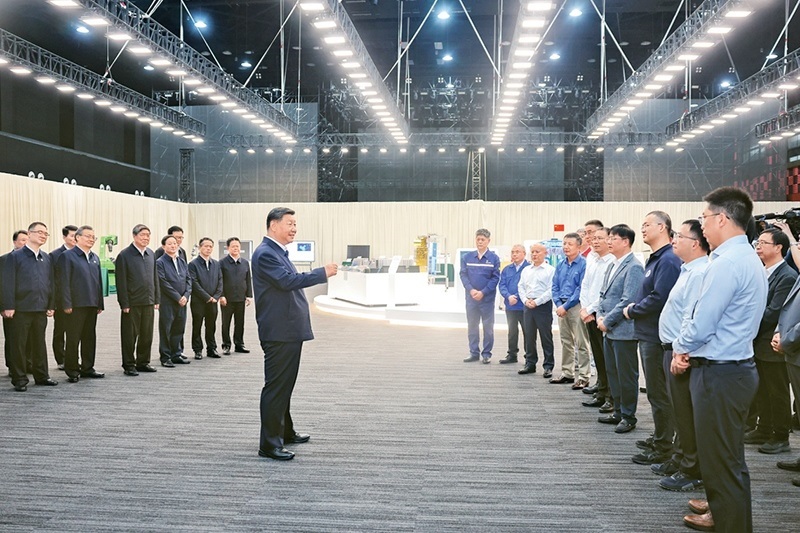 2024年10月17日至18日，中共中央總書記、國家主席、中央軍委主席習(xí)近平在安徽考察。這是17日下午，習(xí)近平在合肥濱湖科學(xué)城考察時，同現(xiàn)場科研人員和企業(yè)負責(zé)人親切交流。 新華社記者 鞠鵬/攝