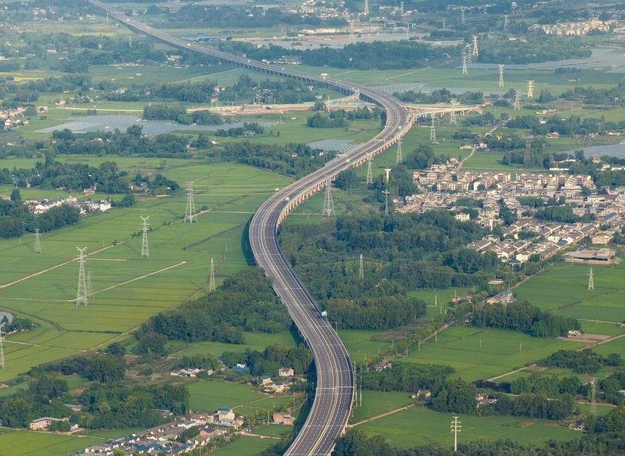 俯瞰四川天府新區(qū)至邛崍高速公路一角（2024年7月2日攝，無人機照片）。新華社記者 江宏景 攝