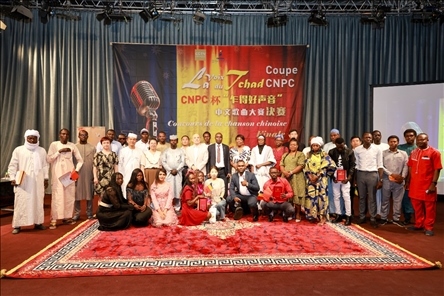 選手、評委、組委會工作人員共同與頒獎嘉賓合影。中國石油非洲公司供圖