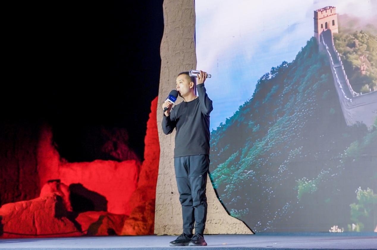 李剛在“何以中國(guó)·五星出東方”網(wǎng)絡(luò)主題宣傳活動(dòng)現(xiàn)場(chǎng)演講。人民視頻供圖