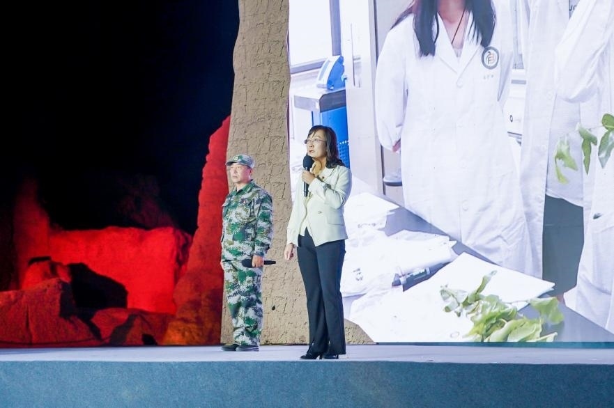 吳翠云（右一）在“何以中國(guó)·五星出東方”網(wǎng)絡(luò)主題宣傳活動(dòng)現(xiàn)場(chǎng)演講。人民視頻供圖