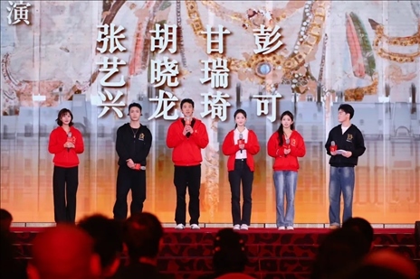 《受到召喚·敦煌》眾演員與現(xiàn)場觀眾互動交流。主辦方供圖