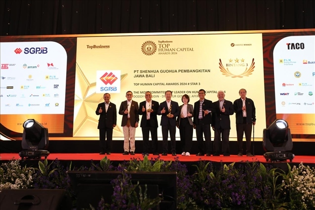 國能印尼爪哇發(fā)電公司董事長趙志剛（左四）與其他獲獎者合影。國能印尼爪哇發(fā)電公司供圖