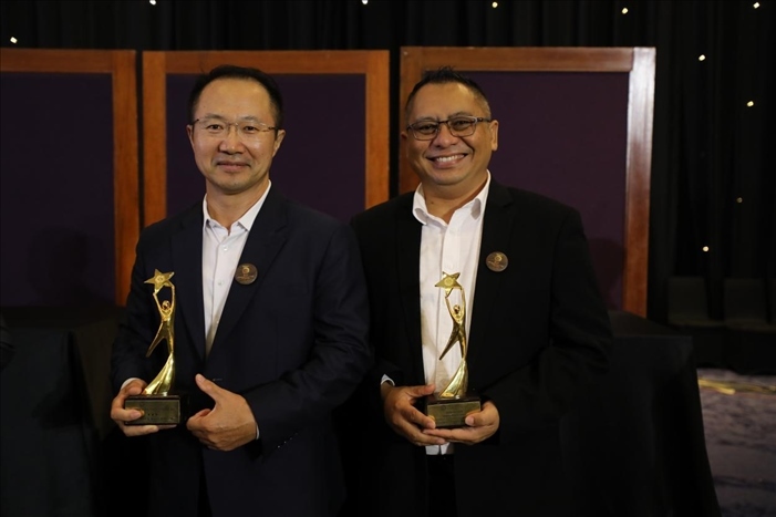 趙志剛與多迪獲獎后合影。國能印尼爪哇發(fā)電公司供圖