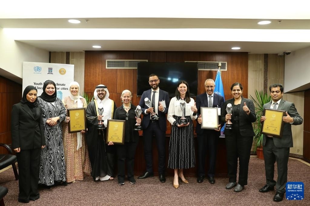 10月31日，在埃及亞歷山大，獲得第二屆全球可持續(xù)發(fā)展城市獎(jiǎng)（上海獎(jiǎng)）的城市代表合影。新華社記者 王東震 攝