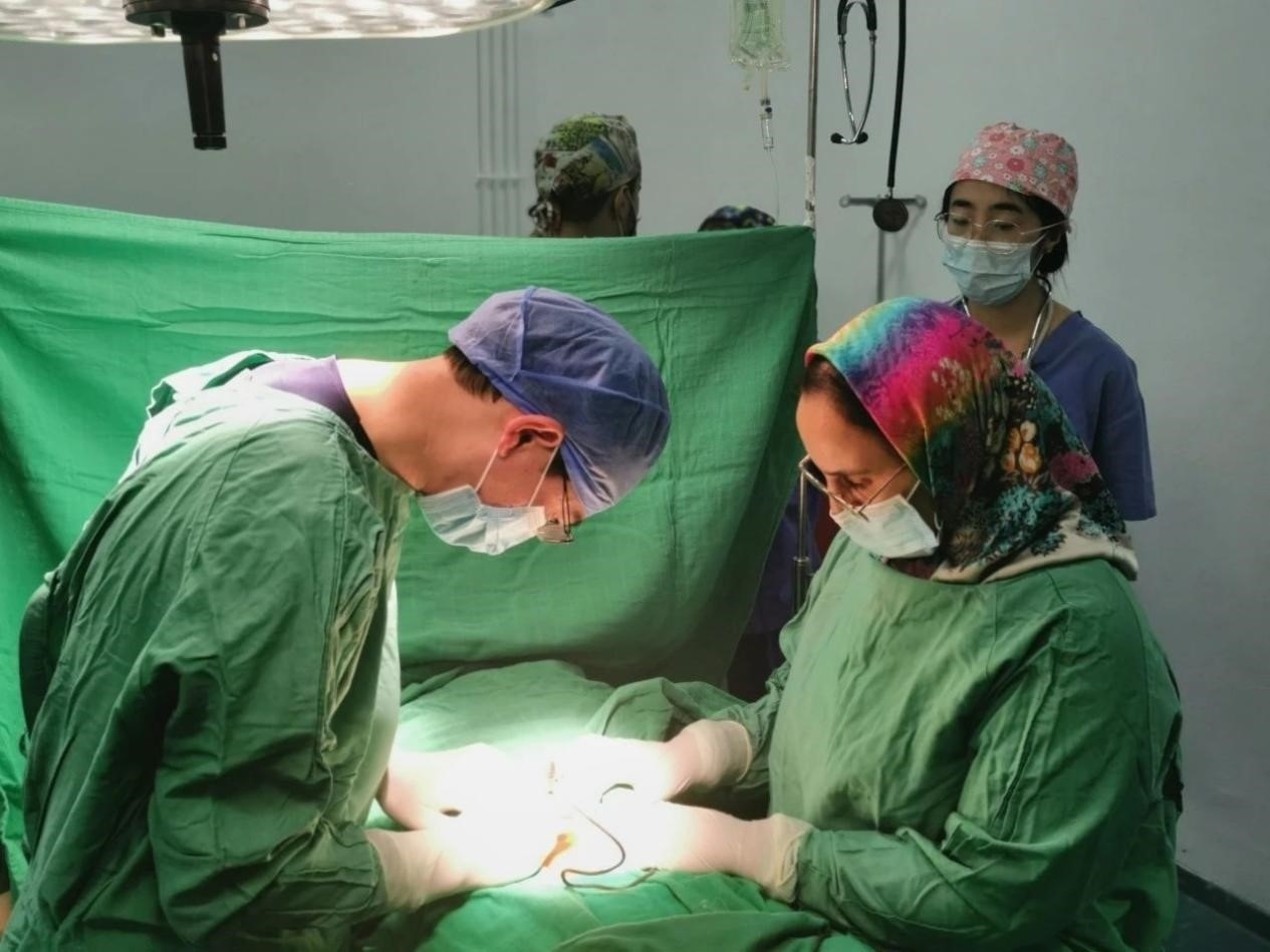 中國醫(yī)療隊員與當(dāng)?shù)蒯t(yī)生合作開展手術(shù)。第196批中國援助摩洛哥醫(yī)療隊塞達(dá)特分隊供圖