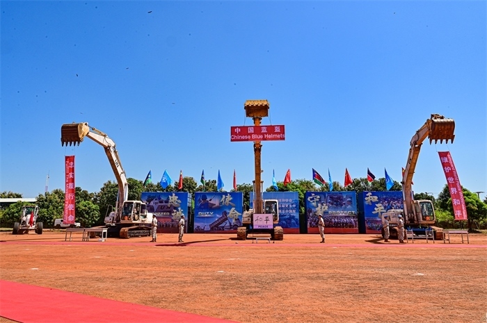 工程機(jī)械特技展示。王軍杰攝