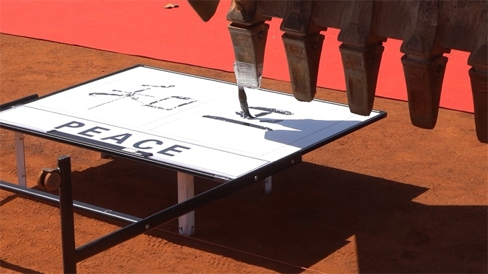 工程機(jī)械表演寫書法。王皓宇攝