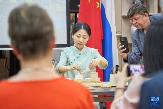 這是11月2日在俄羅斯符拉迪沃斯托克的活動(dòng)現(xiàn)場(chǎng)拍攝的茶藝表演。新華社發(fā)（郭飛洲攝）