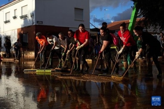 11月2日，居民在西班牙烏鐵爾清理房屋。新華社記者 孟鼎博 攝