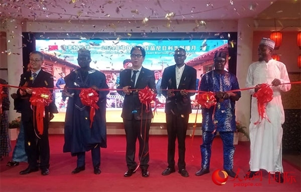 嘉賓們?yōu)橛耙曊共ピ禄顒蛹舨?。人民網(wǎng)記者 姜宣攝