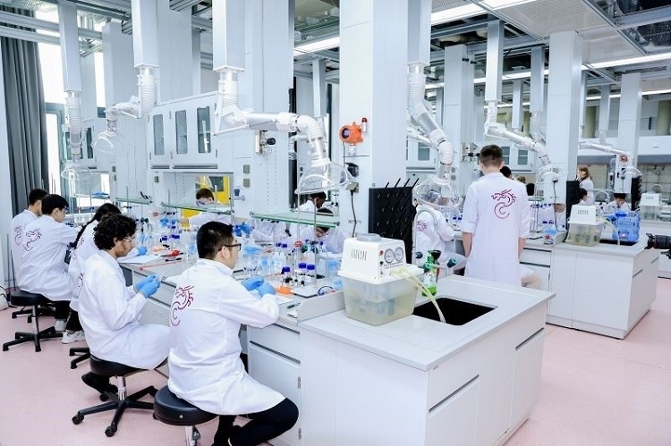 中外學(xué)生同堂做實驗。深北莫供圖