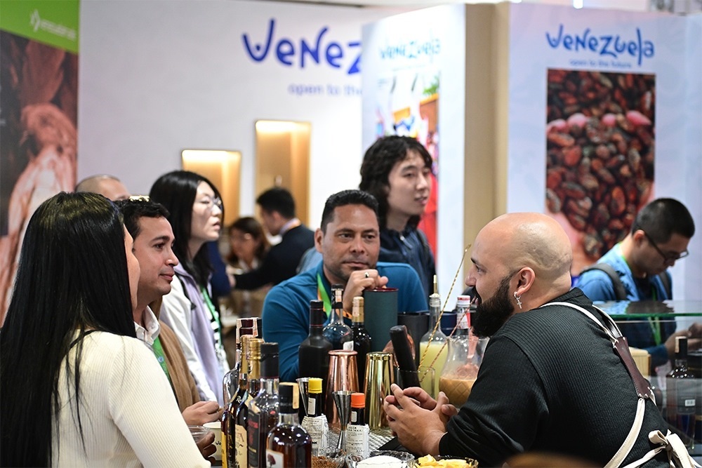 2023年11月9日，上海，觀眾在進(jìn)博會委內(nèi)瑞拉館參觀、交流、洽談。