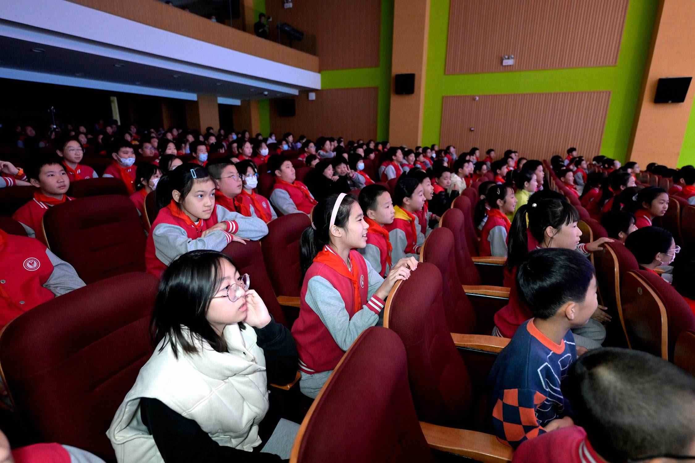 花校區(qū)學(xué)生現(xiàn)場(chǎng)歡呼照片。主辦方供圖