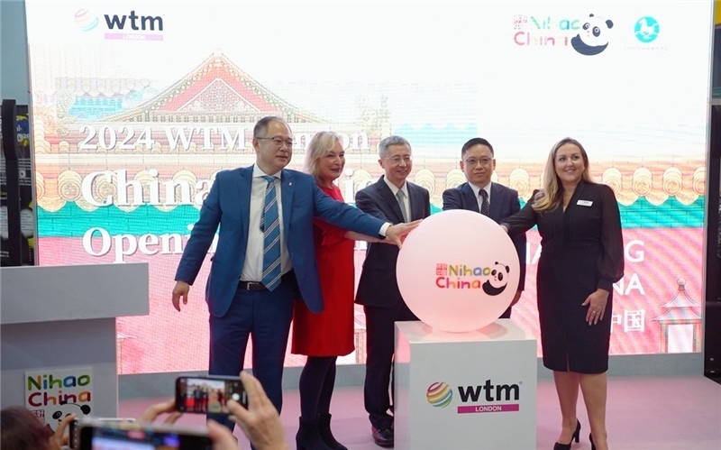 中外嘉賓為中國館開幕點亮水晶球。吳若鳴攝