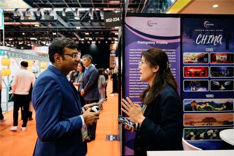 “中國館”展區(qū)現(xiàn)場洽談。 楊浩鵬攝