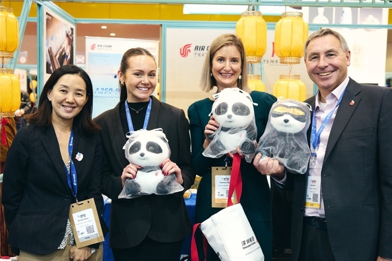 “中國館”展區(qū)現(xiàn)場洽談。 楊浩鵬攝