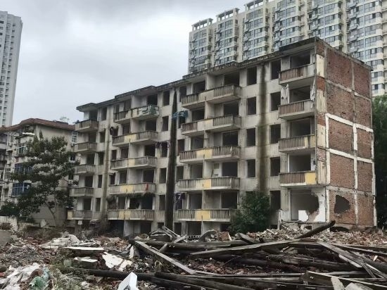 圖為拆遷中的合肥儀表廠宿舍。 合肥市蕪湖路街道 提供