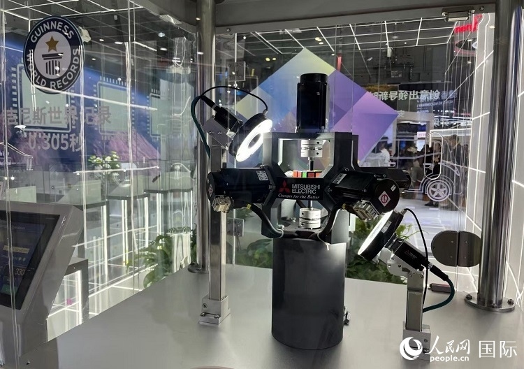 三菱電機(jī)開(kāi)發(fā)的魔方機(jī)器人是吉尼斯世界紀(jì)錄保持者。人民網(wǎng)記者 陳思攝