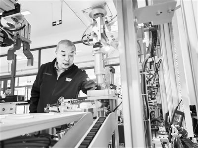 郭海青在檢查車床加工設(shè)備。 受訪者供圖