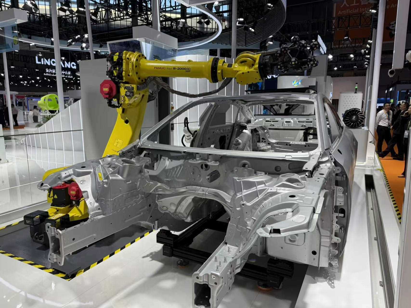 在汽車制造展區(qū)，高精度智能檢測裝備正在模擬檢測汽車車身。人民網(wǎng)記者 王仁宏攝