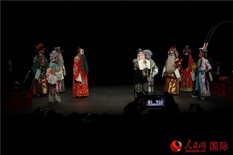 演員向觀眾謝幕。人民網(wǎng)記者 尚凱元攝