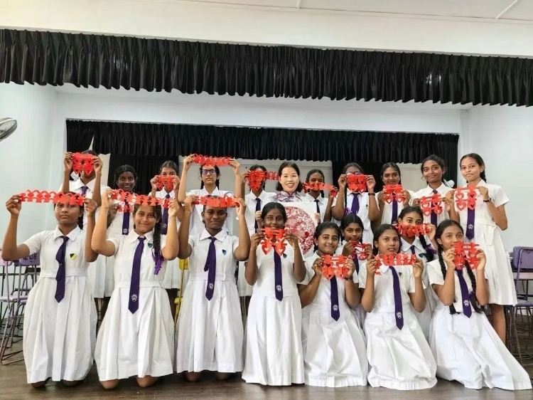 斯里蘭卡學(xué)生展示剪紙作品。圖片由主辦方提供