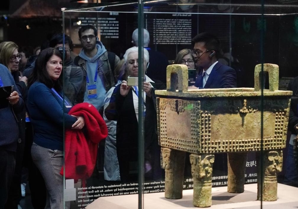 11月6日，中外嘉賓來到中國考古博物館參觀“考古與中華文明溯源展”。該展是本屆世界古典學(xué)大會推出的配套活動之一。新華社記者 張晨霖 攝