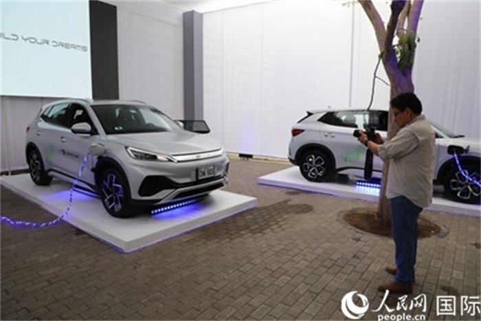 圖為秘魯媒體記者正在拍攝現(xiàn)場(chǎng)展出的比亞迪電動(dòng)汽車。 人民網(wǎng)記者姜波攝