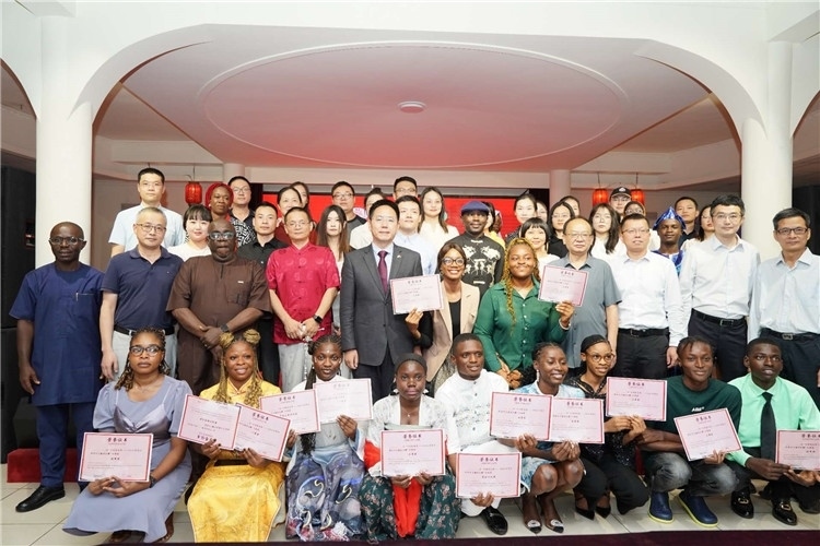 參賽選手與嘉賓合影留念。尼日利亞中國文化中心供圖