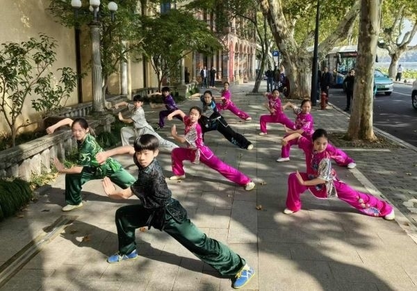 杭州市陳經(jīng)綸體校武術(shù)隊學(xué)生們展示中華武術(shù)。 人民網(wǎng)記者 楊磊攝