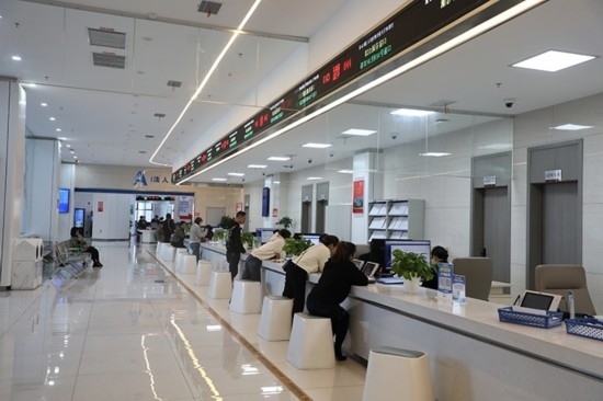 觀山湖區(qū)政務大廳窗口辦事忙。