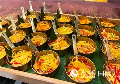 馬來西亞美食節(jié)現(xiàn)場準(zhǔn)備的美食。人民網(wǎng) 王婧攝