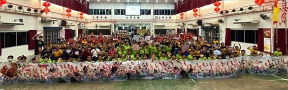 在工作坊導(dǎo)師的指導(dǎo)下，三校200余名學(xué)生共同完成了一幅長達(dá)80尺的水墨畫作。主辦方供圖