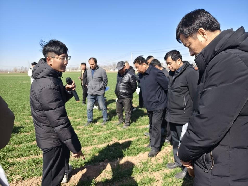 科技小院的“學生專家”（左一）。受訪者供圖