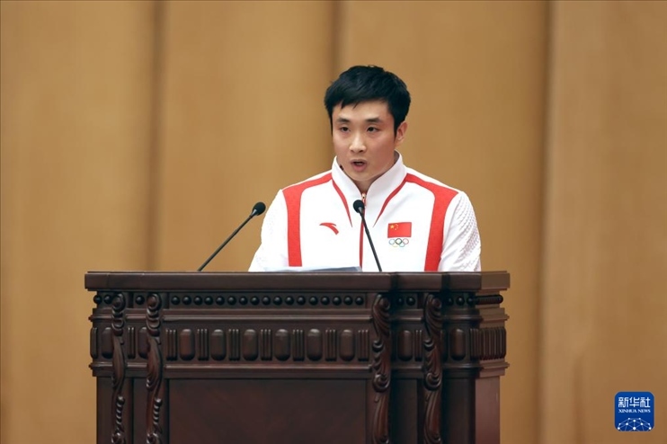 11月15日，跳水運(yùn)動員曹緣在報告會上發(fā)言。新華社記者 李明 攝