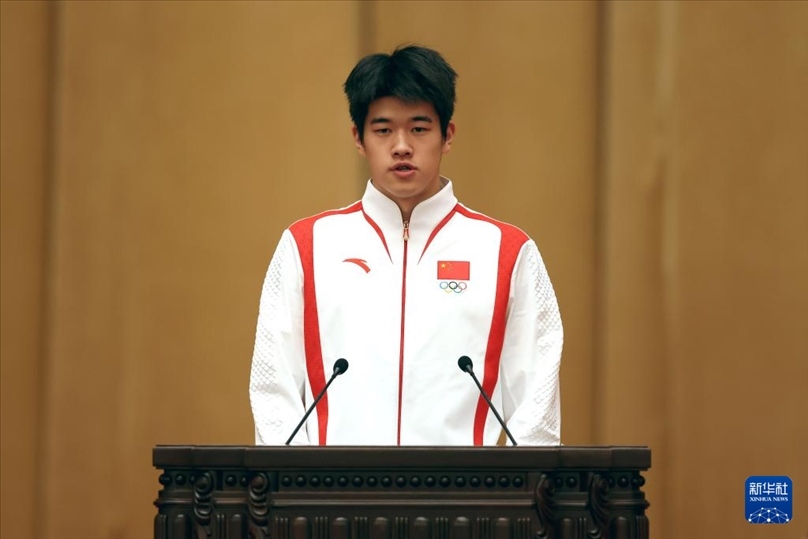 11月15日，游泳運(yùn)動員潘展樂在報告會上發(fā)言。新華社記者 李明 攝