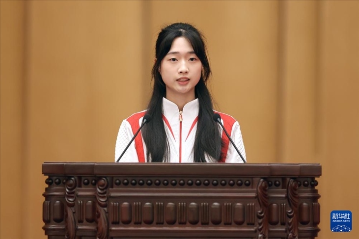 11月15日，射擊運(yùn)動員黃雨婷在報告會上發(fā)言。新華社記者 李明 攝