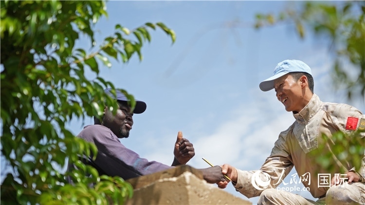圖9.聯(lián)合國(guó)工作人員稱贊維和工兵（王軍杰攝）