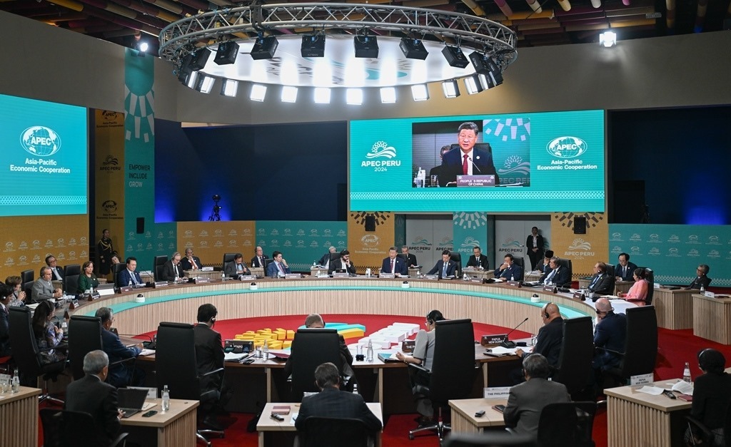 當(dāng)?shù)貢r(shí)間11月16日上午，亞太經(jīng)合組織第三十一次領(lǐng)導(dǎo)人非正式會(huì)議在秘魯利馬會(huì)議中心舉行。國(guó)家主席習(xí)近平出席會(huì)議并發(fā)表題為《共擔(dān)時(shí)代責(zé)任 共促亞太發(fā)展》的重要講話。新華社記者 謝環(huán)馳 攝