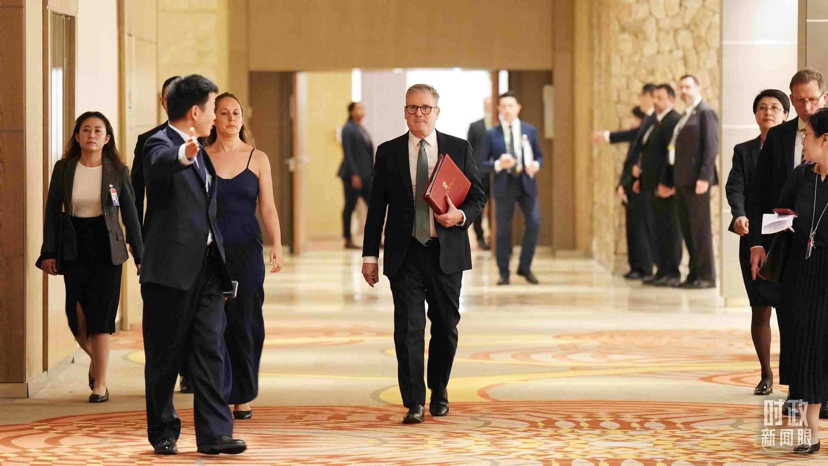 △英國(guó)首相斯塔默抵達(dá)會(huì)見現(xiàn)場(chǎng)。（總臺(tái)記者李晉拍攝）