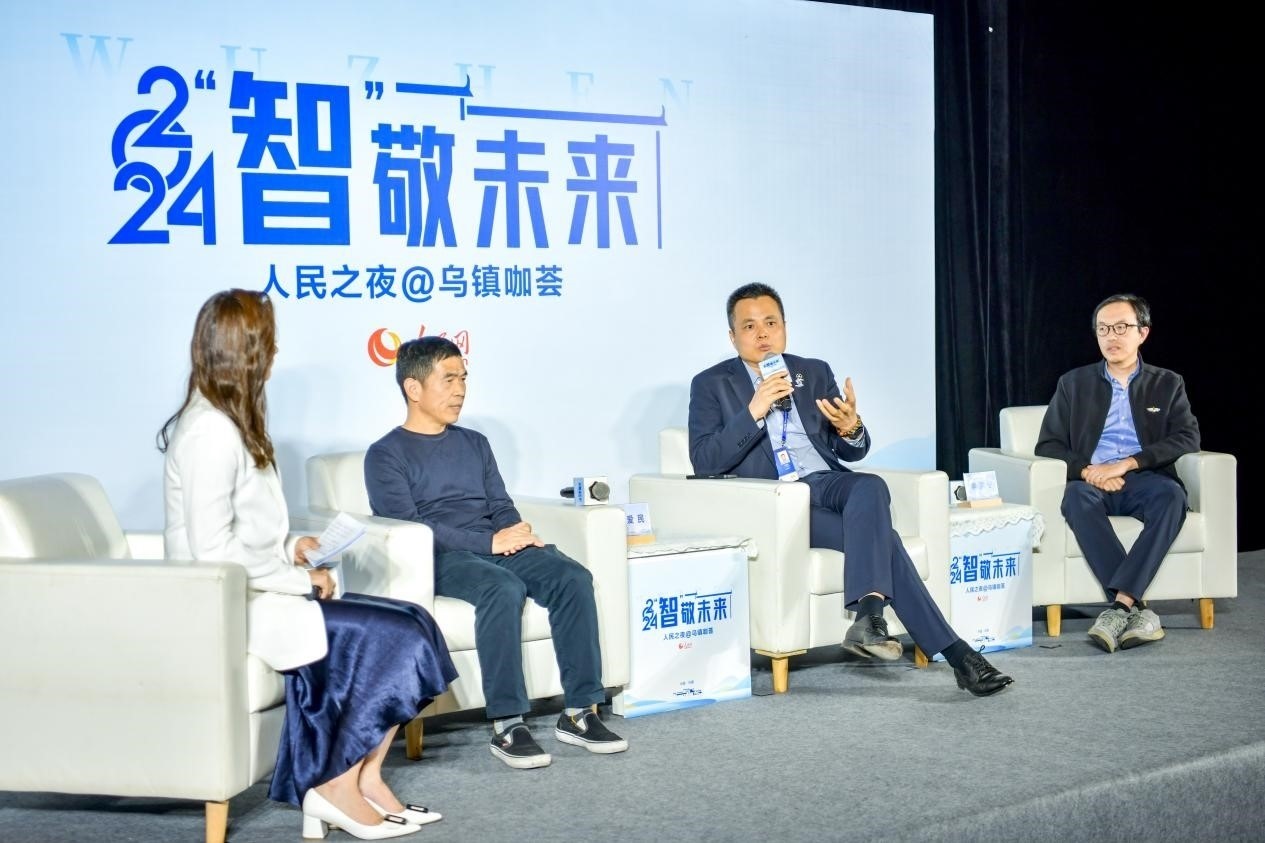 在對(duì)話環(huán)節(jié)，之江實(shí)驗(yàn)室高級(jí)研究專家潘愛民、伏羲智庫創(chuàng)始人李曉東、麒麟軟件副總經(jīng)理李震寧探討“‘百模大戰(zhàn)’將卷向何方”。人民網(wǎng)記者 任峰濤攝