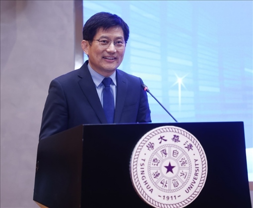 清華大學(xué)國家治理研究院執(zhí)行院長、清華大學(xué)計算社會科學(xué)與國家治理實驗室執(zhí)行主任孟慶國教授演講。供圖單位：清華大學(xué)國家治理研究院