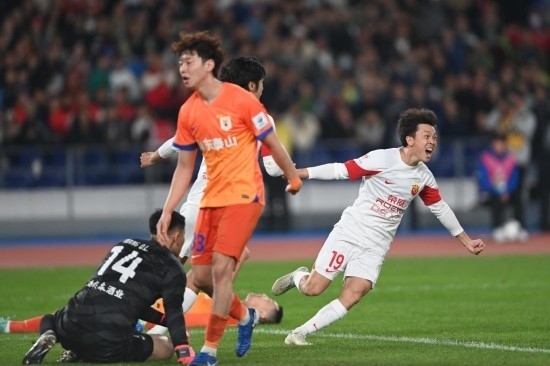 11月23日，上海海港隊球員王振澳（右）慶祝進(jìn)球。新華社記者 黃宗治 攝