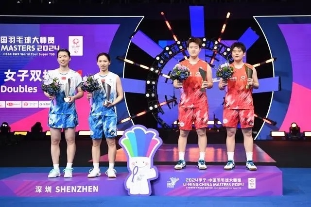 11月24日，劉圣書（右二）/譚寧（右一）與李怡婧/羅徐敏（左一）在頒獎(jiǎng)臺(tái)上合影。新華社記者 梁旭攝