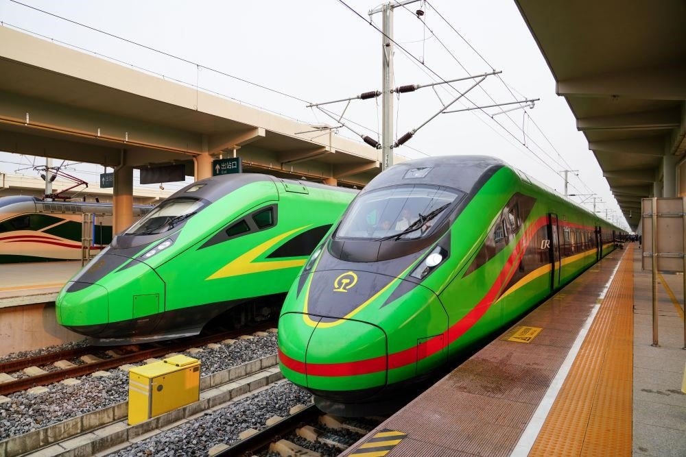 截至2024年7月5日，中老鐵路國際旅客列車?yán)塾嬮_行滿1000列，極大地便利了沿線民眾出行。