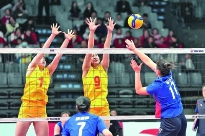 11月27日，山東隊(duì)球員李晨瑄（中）、李美君（左）在比賽中攔網(wǎng)。新華社發(fā)