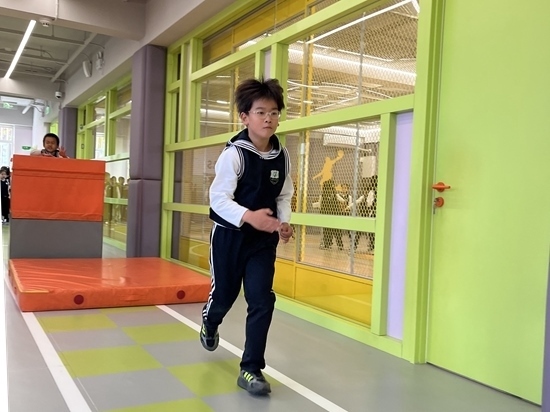 學生在南樓二層的體能教師訓練。人民網記者孫競 攝