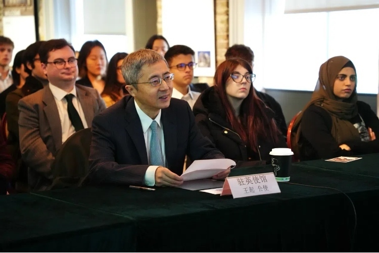 中國駐英國大使館公使王起發(fā)表講話。吳若鳴攝