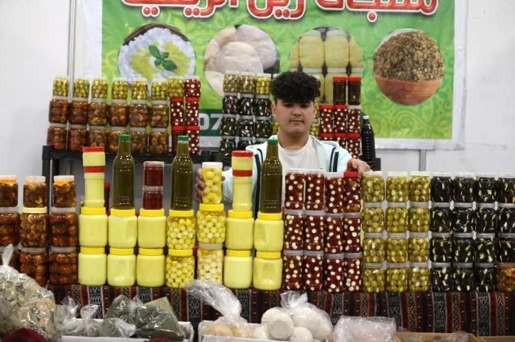 一名展商在展示各式各樣的橄欖制品。納達爾·達烏德攝